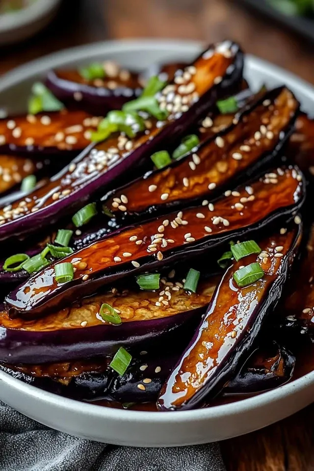Knusprige chinesische Aubergine in Knoblauch-Soja-Glasur